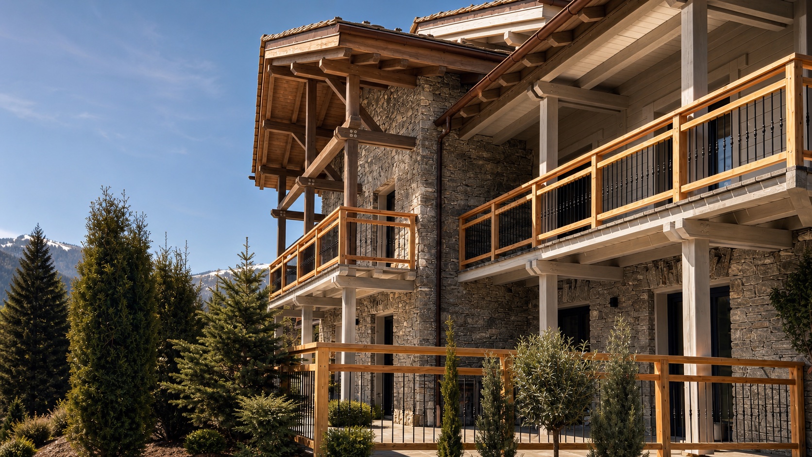 Détail des balcons en bois et de la façade en pierre